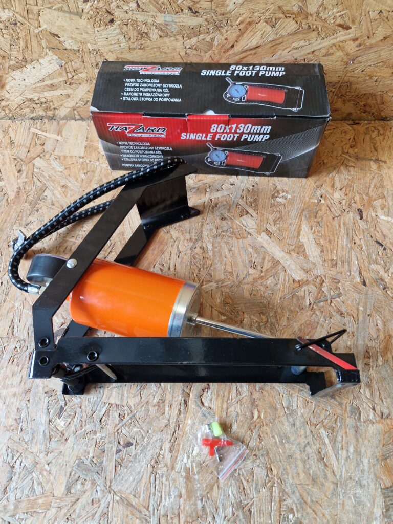 Pompka nożna jedno-tłokowa z manometrem Hazard 80×130 mm