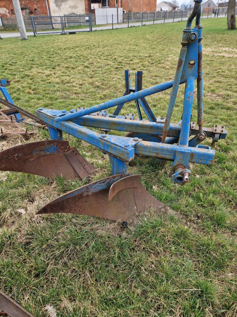 pług dwuskibowy Grudziądz używany 100 % sprawny gotowy do orki