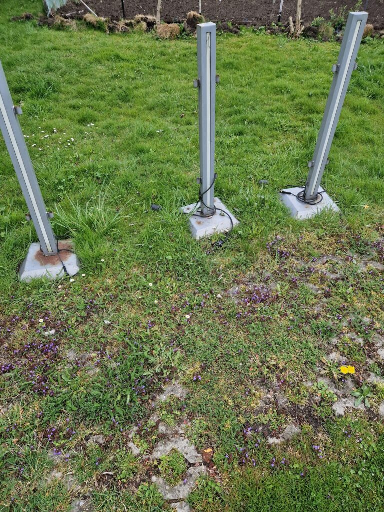 Słupek Ogrodzeniowy z Lampą LED – 104 cm (Używany)