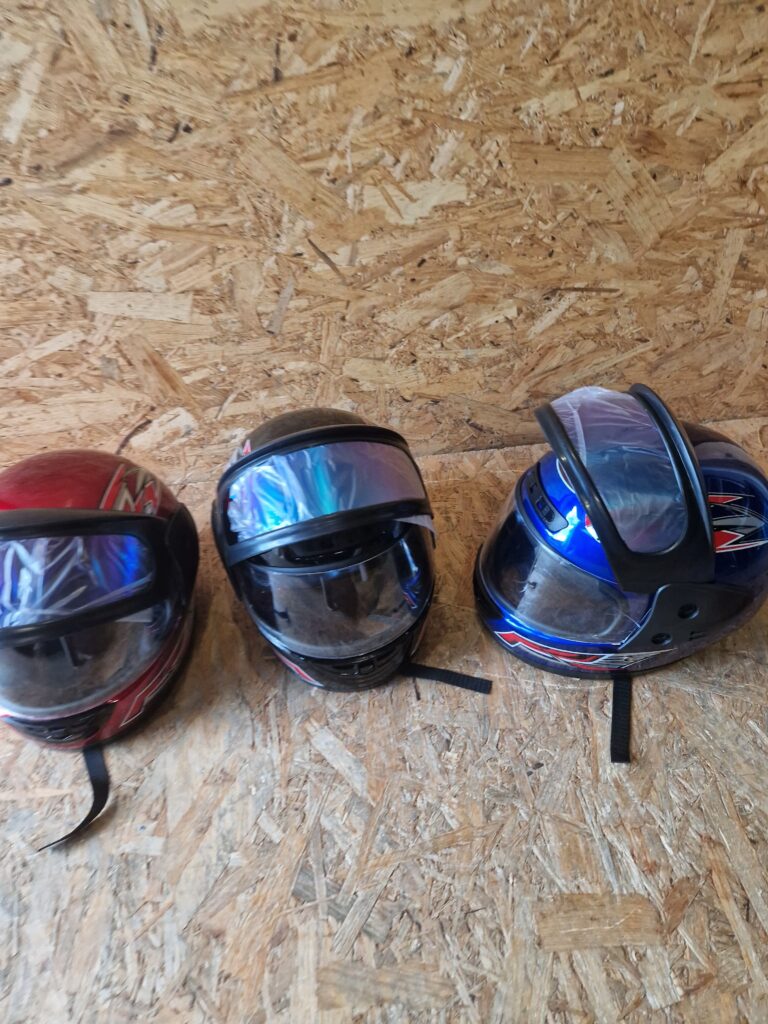 Kask Motocyklowy/Skuterowy SAFE – Unisex (Czarny / Czerwony / Niebieski)